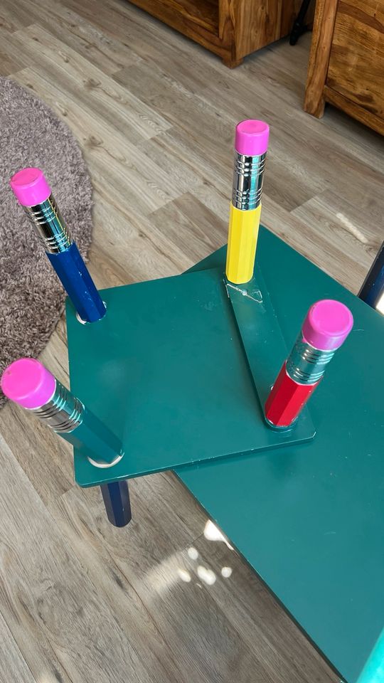 Kleinkind bunte Sitzgruppe aus Tisch und Stühlen • Optik Stifte in Gotha