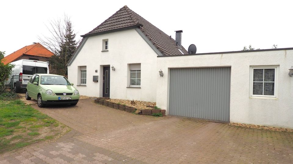 Schön umgebaute Kate mit Galerie und Kamin im Wohnzimmer, Garage und großem Garten in Kranenburg