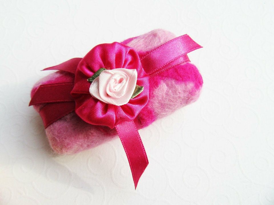 Filzseife mit Satin-Brosche Rosen-Seife rosa pink Geschenk in Siegen