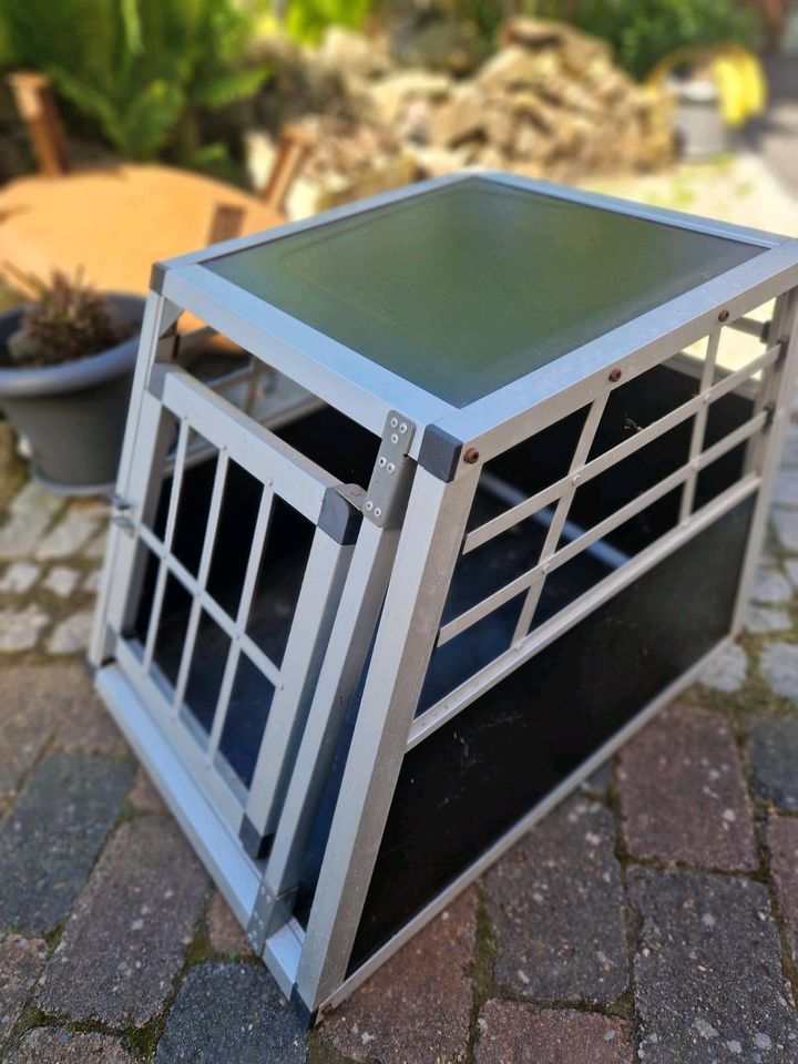 Alu-Transportbox für Hunde in Emden