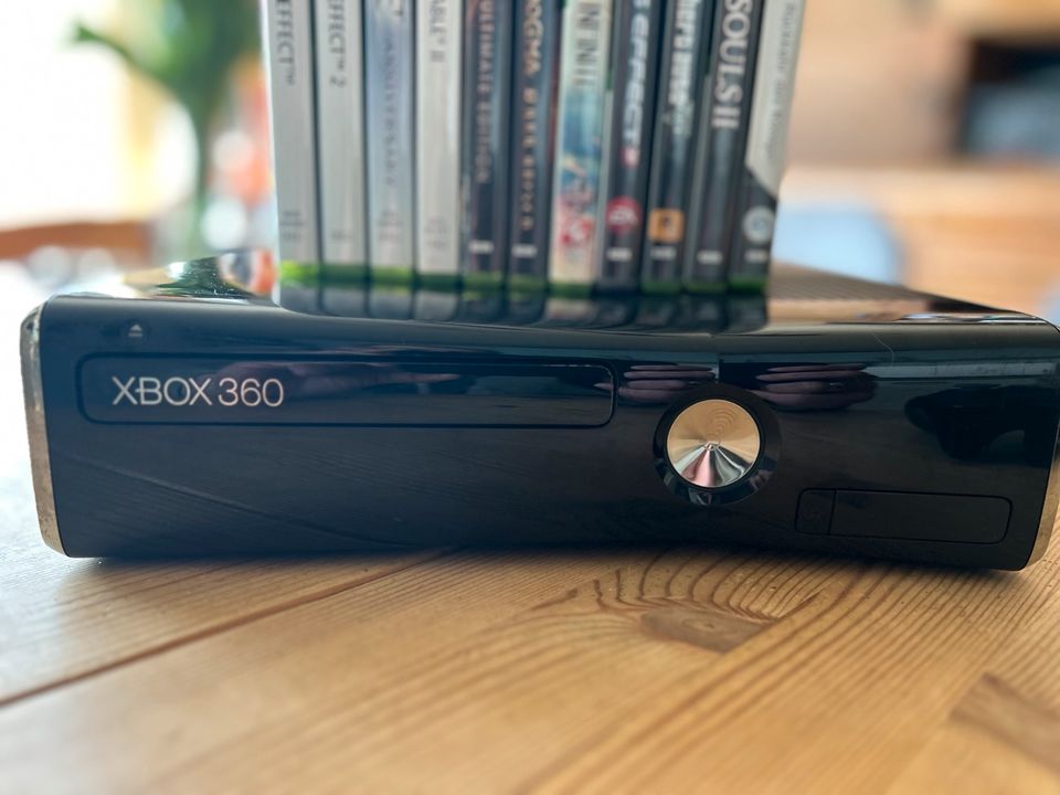 Xbox 360 mit Zubehör in Winkelhaid