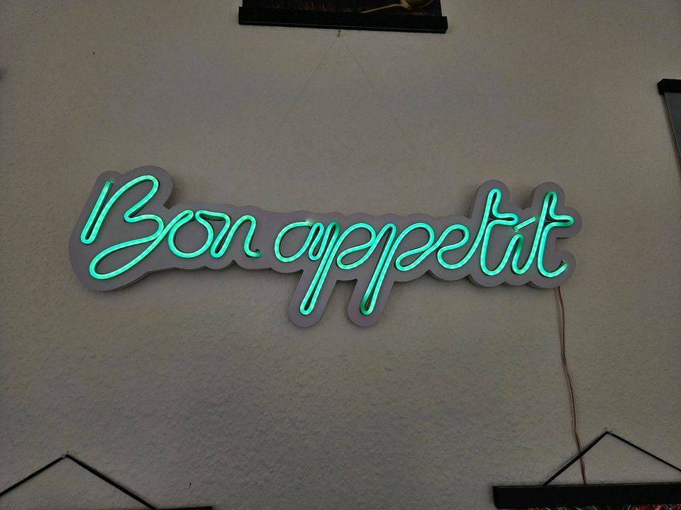 Leucht Schriftzug Bon appetit in Erfurt