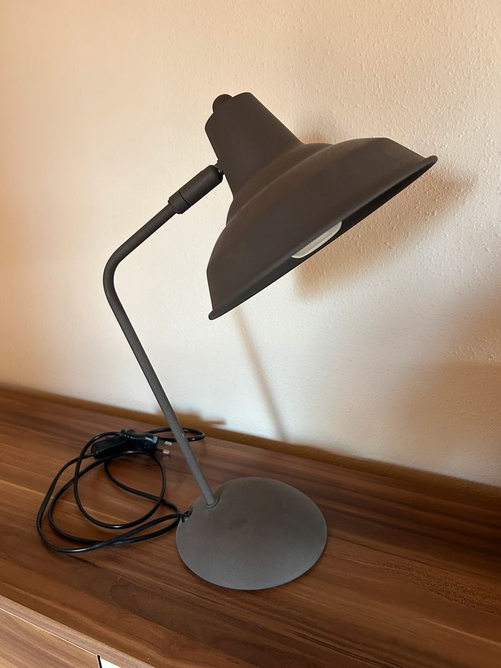 Tischlampe aus Metall im Shabby-/Vintagelook in Straubing
