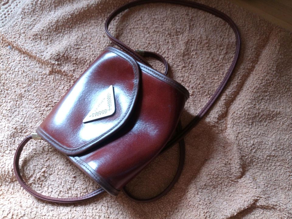 Rotbraune kleine Handtasche vermutlich Leder ca 13x13 cm in Solms