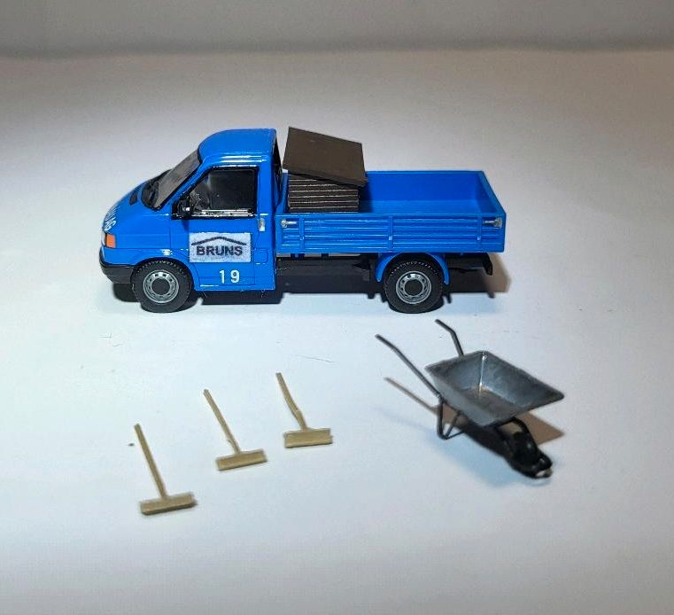 Herpa VW T4 Pritsche Bruns Bau AG mit Werkzeug H0 in Raisdorf