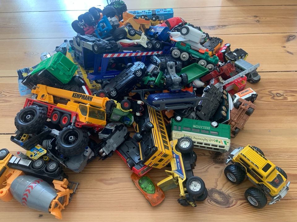 Eine Kiste voller Spielzeugautos und Fahrzeugen in Berlin