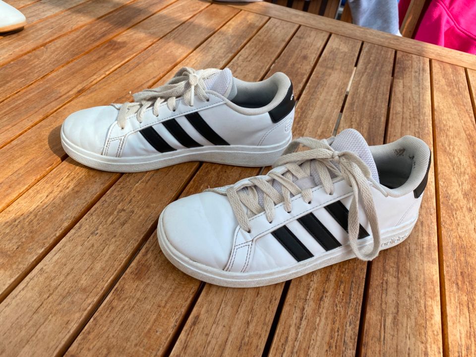 Adidas Tennisschuhe, Gr. 36 2/3 in Maisach