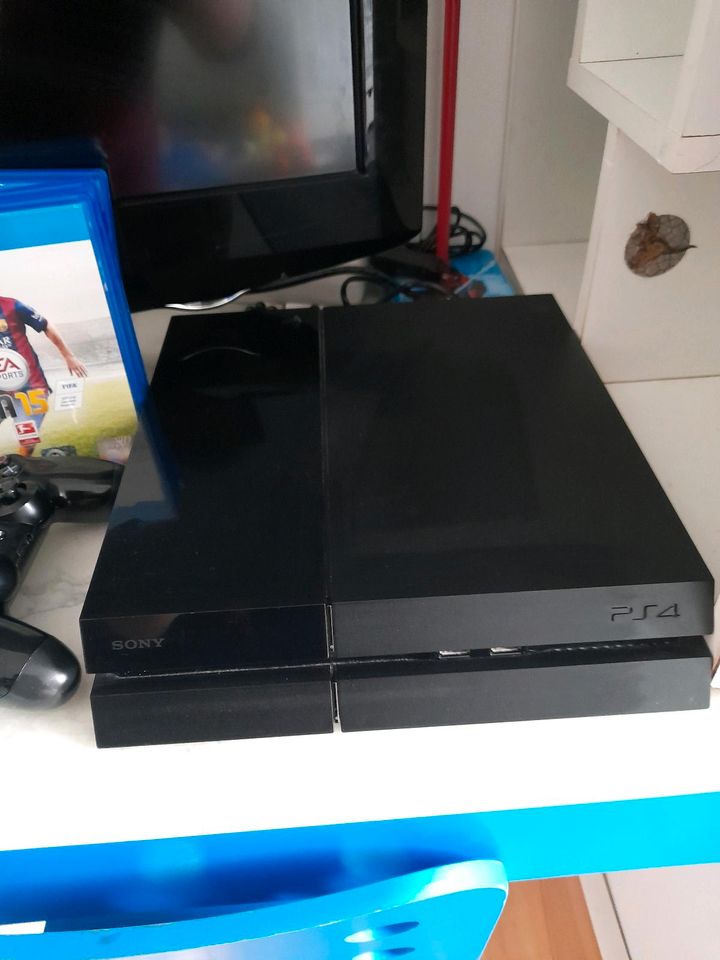 PlayStation 4 mit Kabeln und 2 Controller in Nürnberg (Mittelfr)