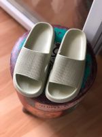 Sommer Trend Cozy Slides Badeschuhe Latschen 15 Euro Nordrhein-Westfalen - Velbert Vorschau