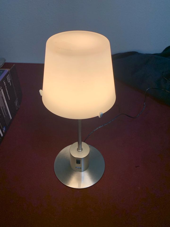 Nachtisch Lampe inkl.USB Anschluss in Estenfeld