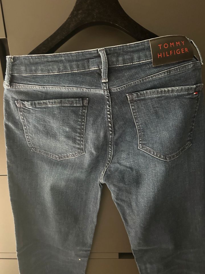 Tommy Hilfiger Jeans 30/30 neuwertig in Werneuchen