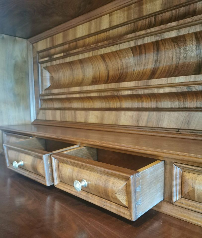 Nussbaum Buffet / Wellenschrank Zürich / Antik Schrank in Ehringshausen