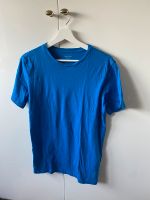 blaues Basic T-Shirt von Calvin Klein S 164/176 Hessen - Ebsdorfergrund Vorschau