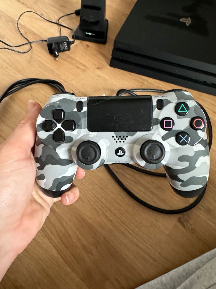 PlayStation 4 pro 1TB Controller in Celle