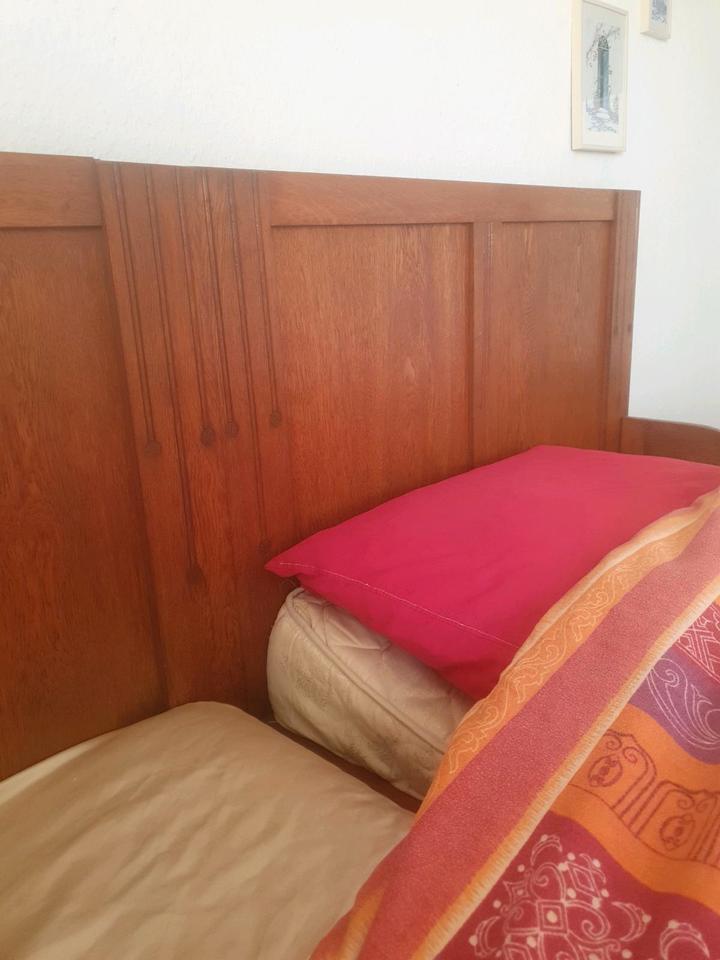 Sehr alt, massiv Holzbett  verziert  Doppelbett o. 2 Einzelbetten in Grebenau