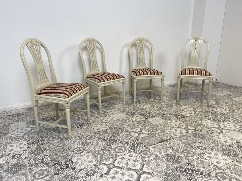WMK Set aus 4 stilvollen Vintage Esszimmerstühlen im gustavianischem Stil mit edlem Sitzbezug und filigranen Holzimplikationen # Stühle Küchenstühle Holzstühle Küchenmöbel Stilmöbel # Setpreis in Berlin