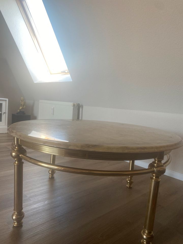 Tisch in Marmoroptik mit goldenen Messinggestell in Rostock