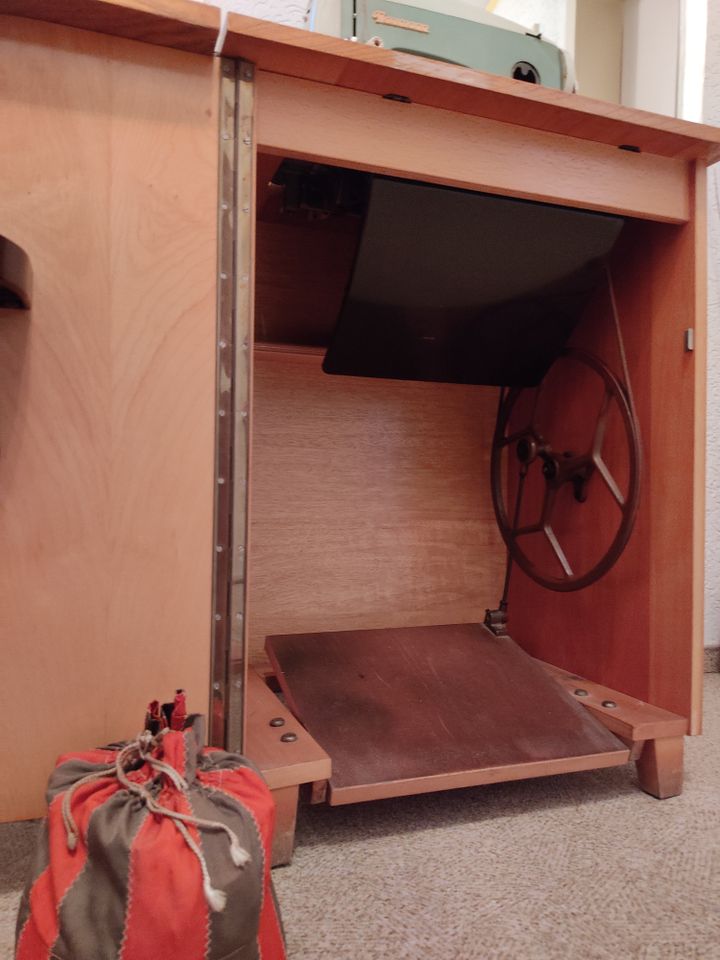 TEXTIMA Nähschrank mechanische Nähmaschine mit Pedal (in Bautzen) in Bautzen