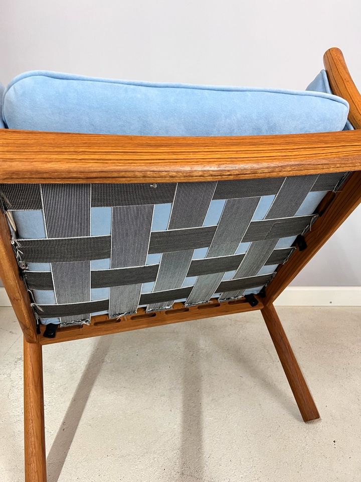 Teak Vollholz Sessel mit Armlehnen Illum Wikkelso Designersessel Holzsessel Polster hellblau babyblau Mid Century Design Dänemark Vintage 60er Jahre in Berlin