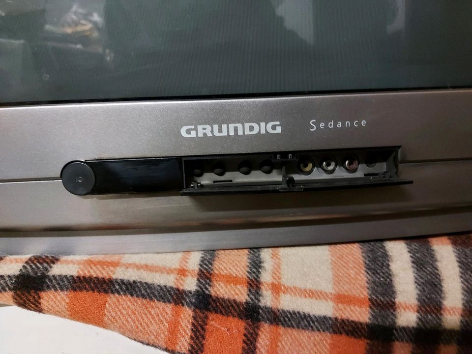 GRUNDIG ST70 100HZ Röhrenfrernseher / TV inkl Fernbedienung in Muggensturm