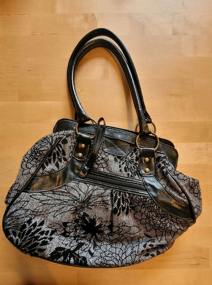 Handtasche floral grau schwarz New Look in Kesseling