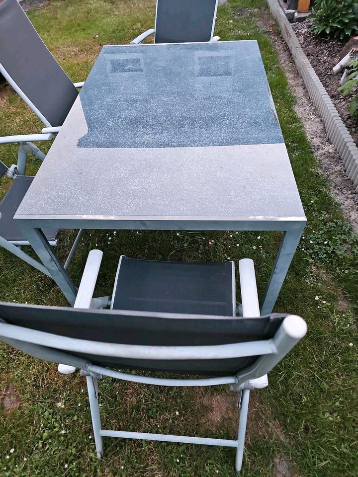 Gartentisch mit Glasplatte und vier Stühlen in Kamen