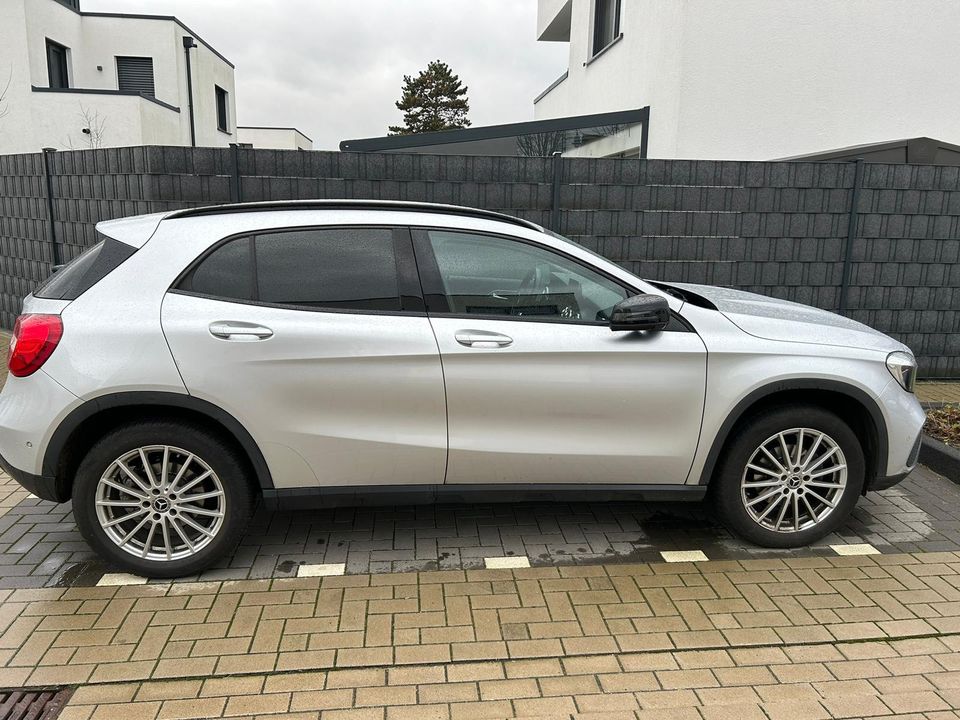 Mercedes Benz GLA 180 in Duisburg