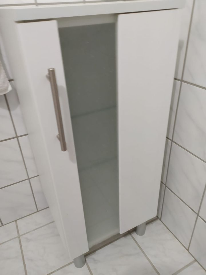 Halle-Büschdorf: 2 Badschränke in sehr gutem Zustand abzugeben in Leipzig