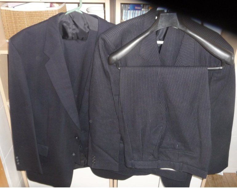 2x Anzug inkl. Weste und Krawatte, beide dunkelblau, Größe 28 in Neustadt an der Weinstraße