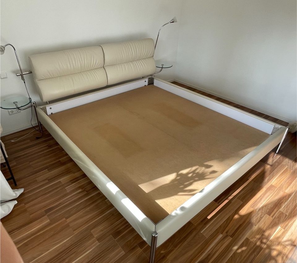 Bettgestell 200x220 Kunstleder und Edelstahloptik Doppelbett in Hennef (Sieg)