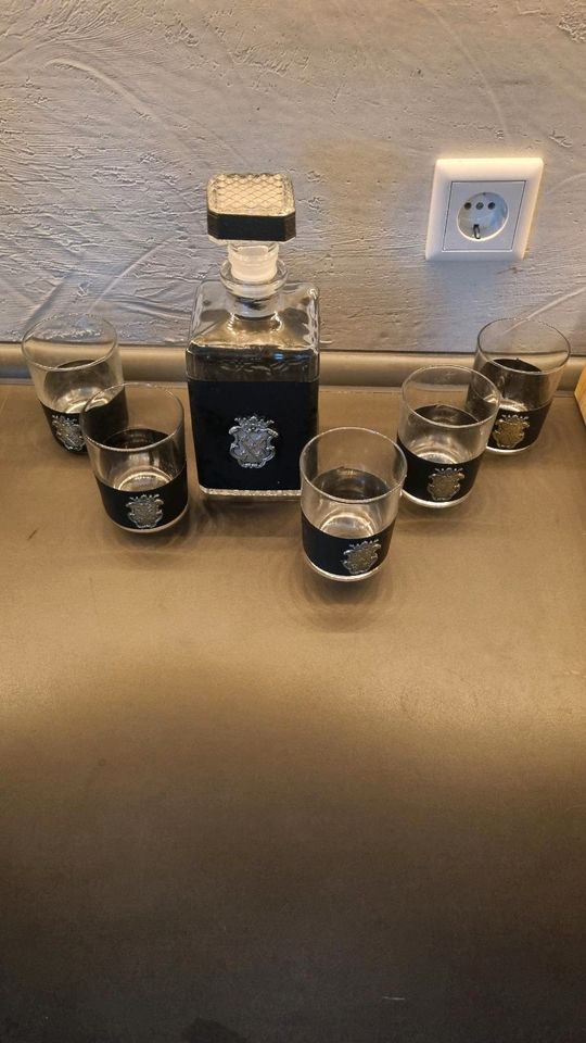 Whiskyflasche und 5 Gläser mit Wappen. in Groß-Zimmern