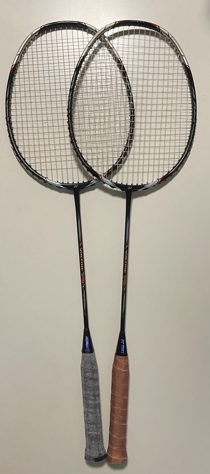 zwei Badmintonschläger Yonex Voltric 70 in Mönchengladbach