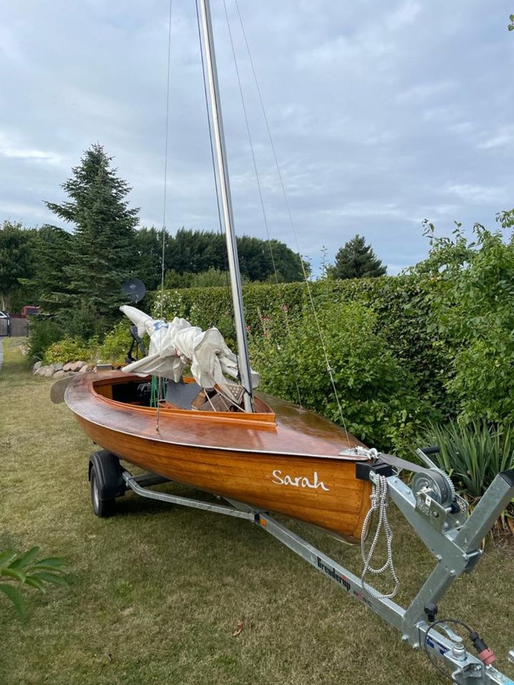 Segelboot mit Trailer und E-Motor - Olympiajolle Mahagonie in Gingst