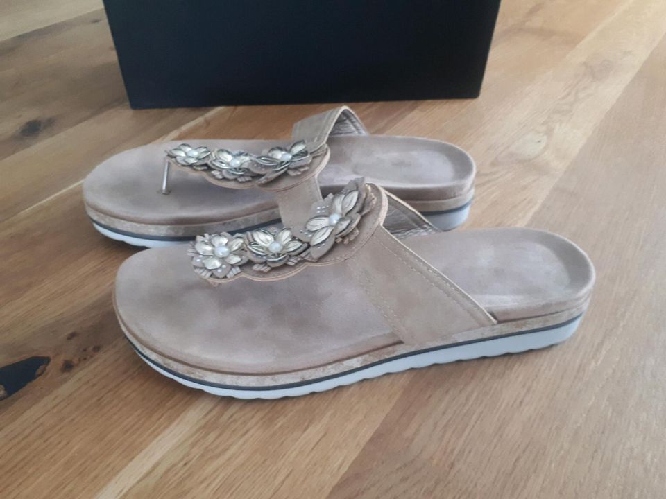 Zehenstegpantolette Flip Flop 40 beige gold Blumen Perle in Eging am See