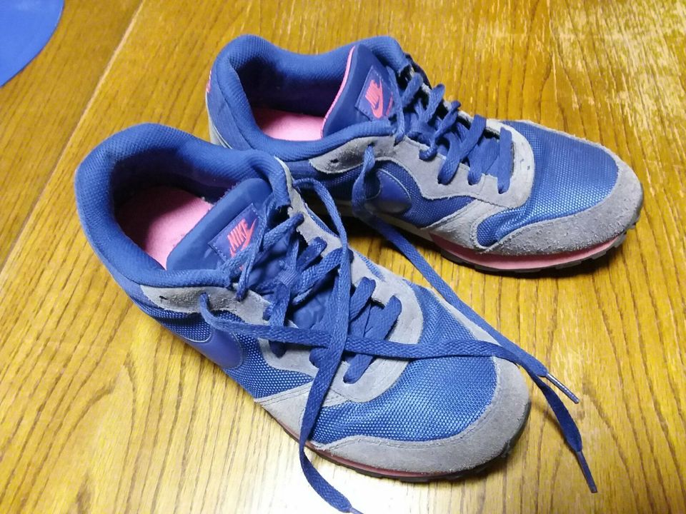 NIKE MD Runner 2 Wmns Gr. 42 in Hessen - Maintal | eBay Kleinanzeigen ist  jetzt Kleinanzeigen