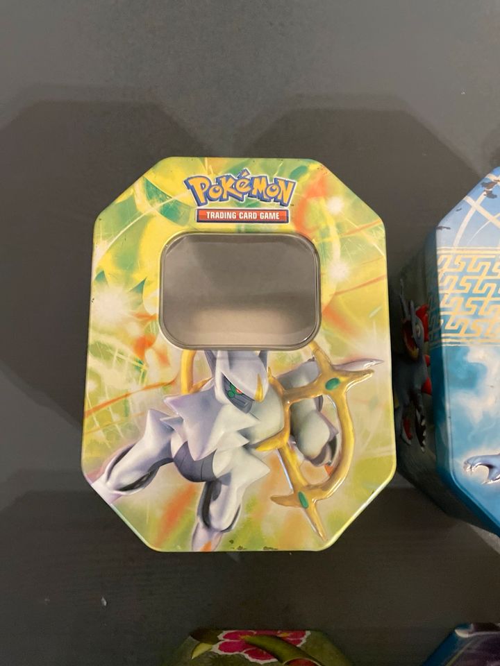 Diverse Pokemon Tin Boxen Glurak in Friedland