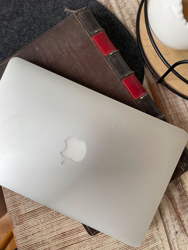 MacBook Air 11. (Anfang 2014) mit Kabel (original) in München