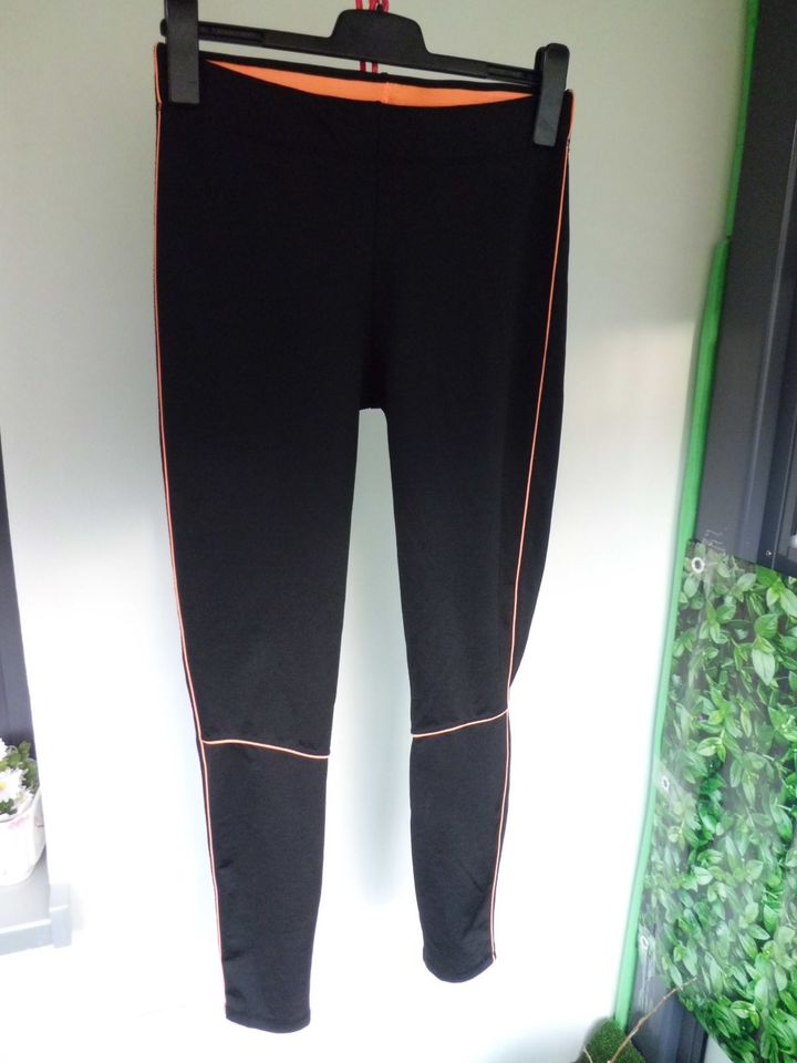 Sport-Leggins in schwarz mit orangenen Streifen und in Größe M in Hamburg