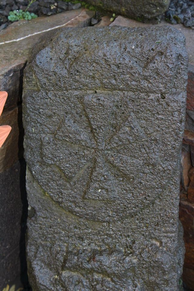 Basalt Grenzstein alt Wappen Laacher See Basaltstein handgehauen in Münstermaifeld