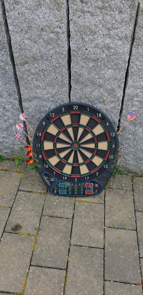 Elektronische Dartscheibe inkl. 9 Dartpfeile zu Verkaufen !!! in Sindelfingen