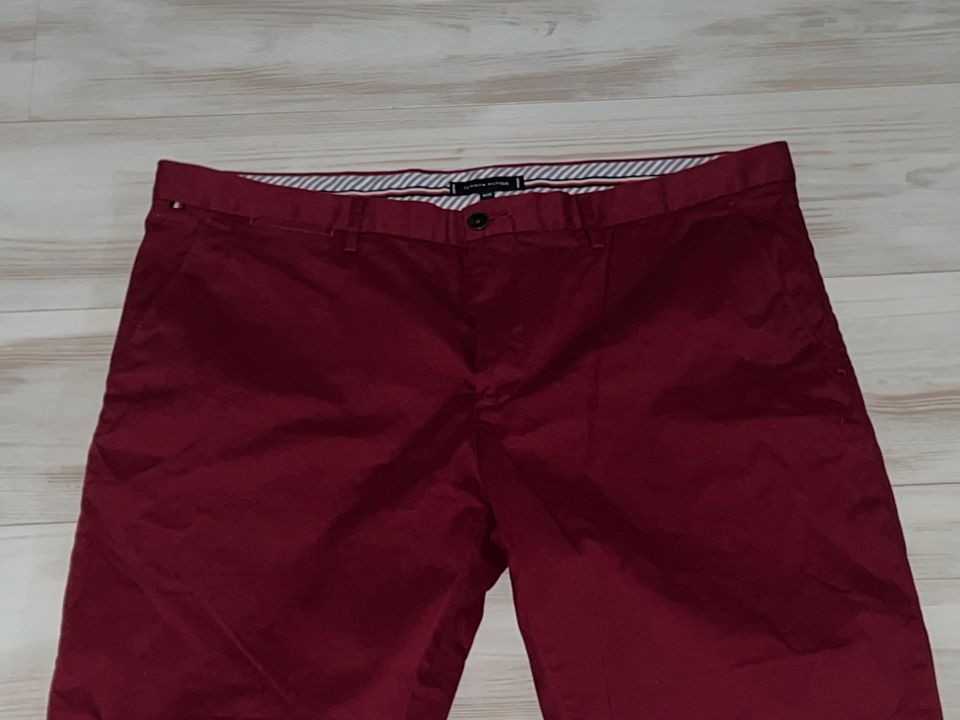 Tommy Hilfiger edle Chino W40 L30 Bordeaux TOP NP.:129,- € in Berlin