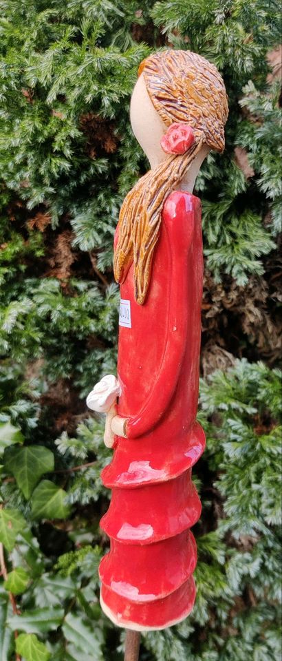 Zaunhocker Zaunreiter Garten Keramik Dame in rot Töpferware in Bernried Niederbay