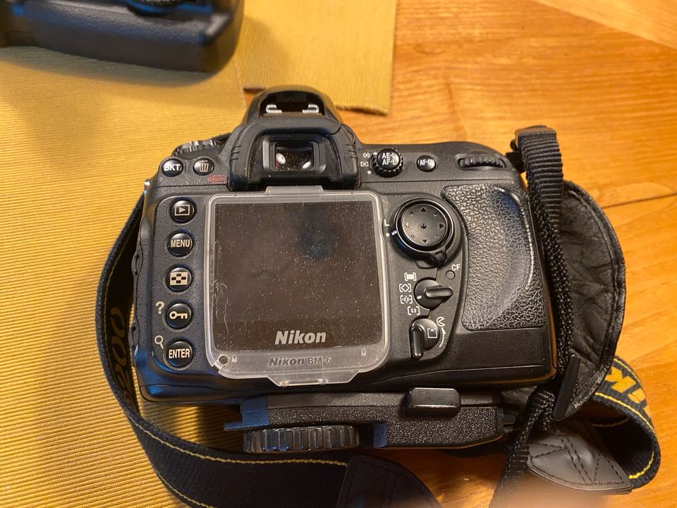 Nikon D200 2X mit Akku Pack Adapter in Rheinstetten