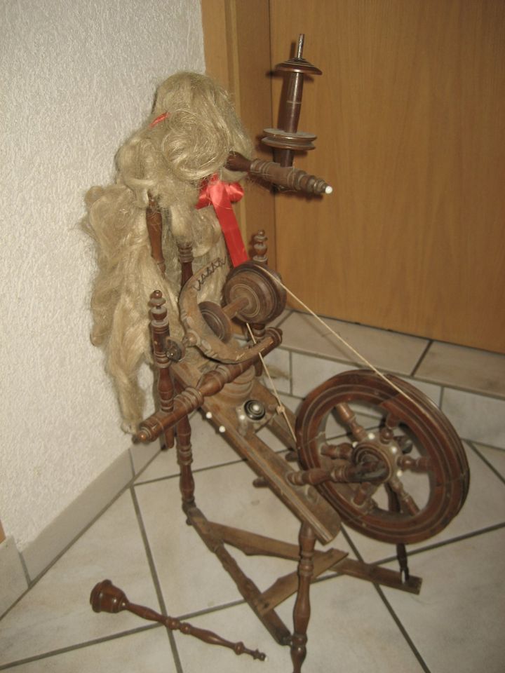 altes Spinnrad 50er Jahre, 60 cm x 35 cm, Höhe 84 cm in Birkenheide