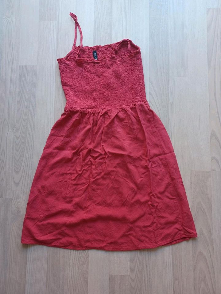 Rotes Sommerkleid in Langwedel