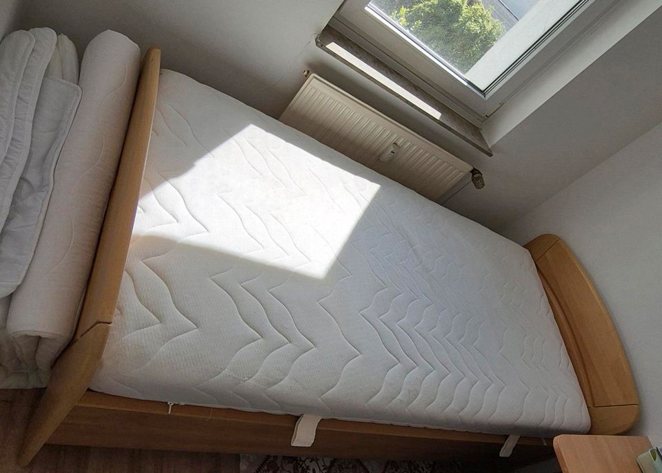 Bett mit Lattenrost und Matratze (100x200cm) in Elmshorn