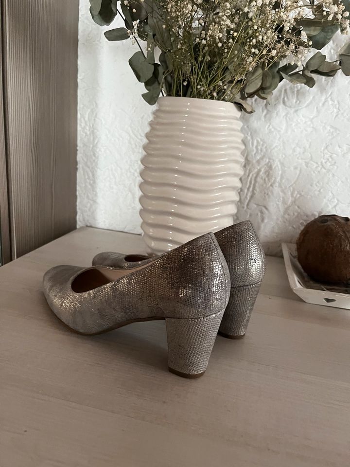 Gabor Schuhe 39/6 G Pumps Leder beige Damen neuwertig in Niederzier