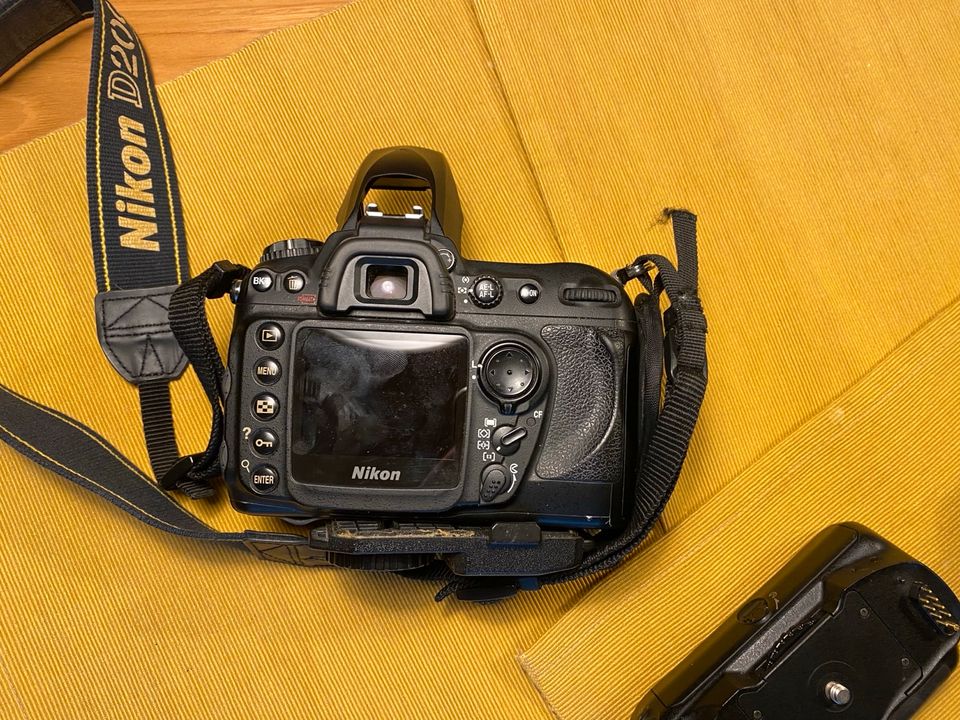 Nikon D200 2X mit Akku Pack Adapter in Rheinstetten