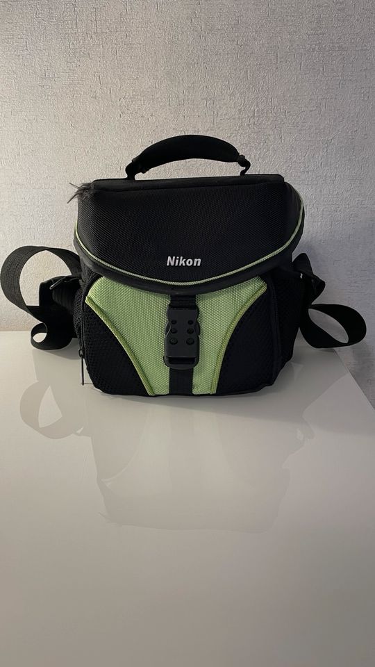 Nikon D5200 mit DX 18-55 mm VR Kit in Setzin