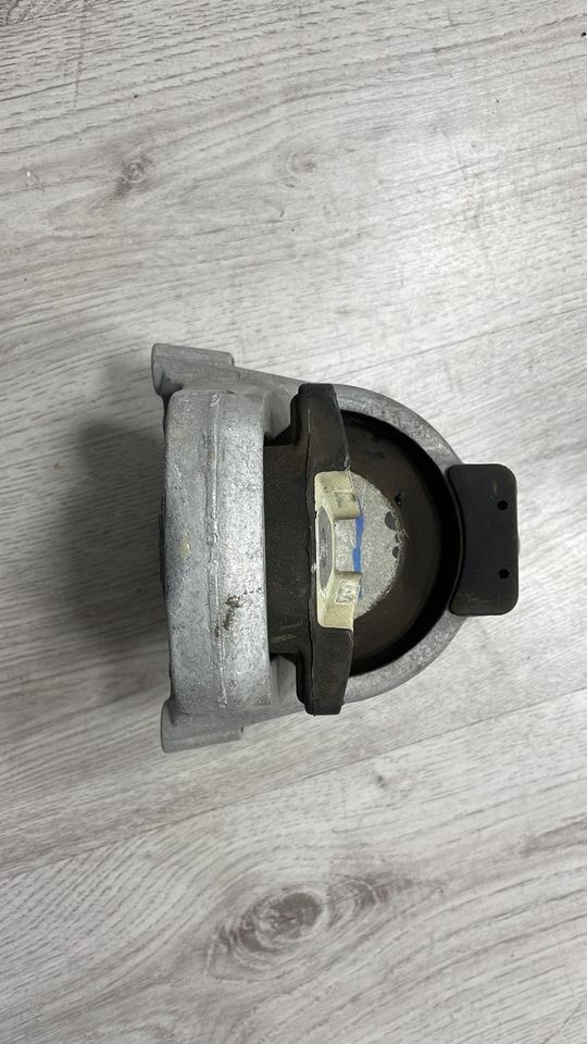 Lagerung Motorlager Motorhalter  Audi A4 A5 ORIGINAL 8W0199372CC in Hannover